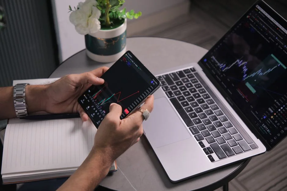 Une équipe examine des graphiques financiers et des données numériques sur des tablettes dans un bureau.